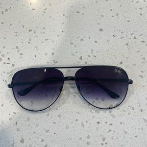 Black aviator quay sunglasses